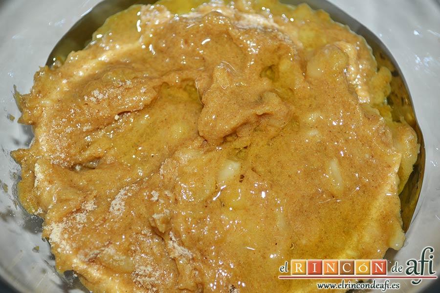 Plátanos amasados con gofio, añadir unas cucharadas de aceite de haber freído papas