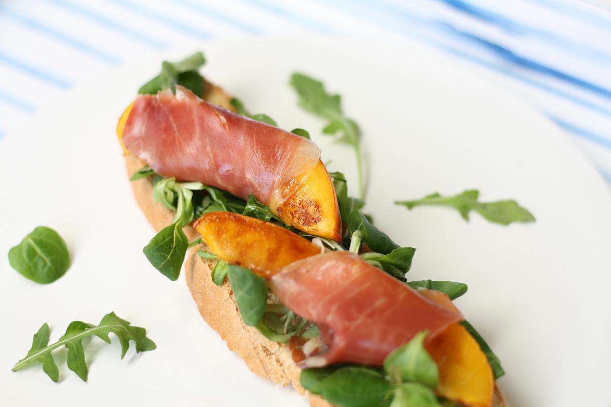 la-cuchara-azul-petra-mora-crostini-burrata-3