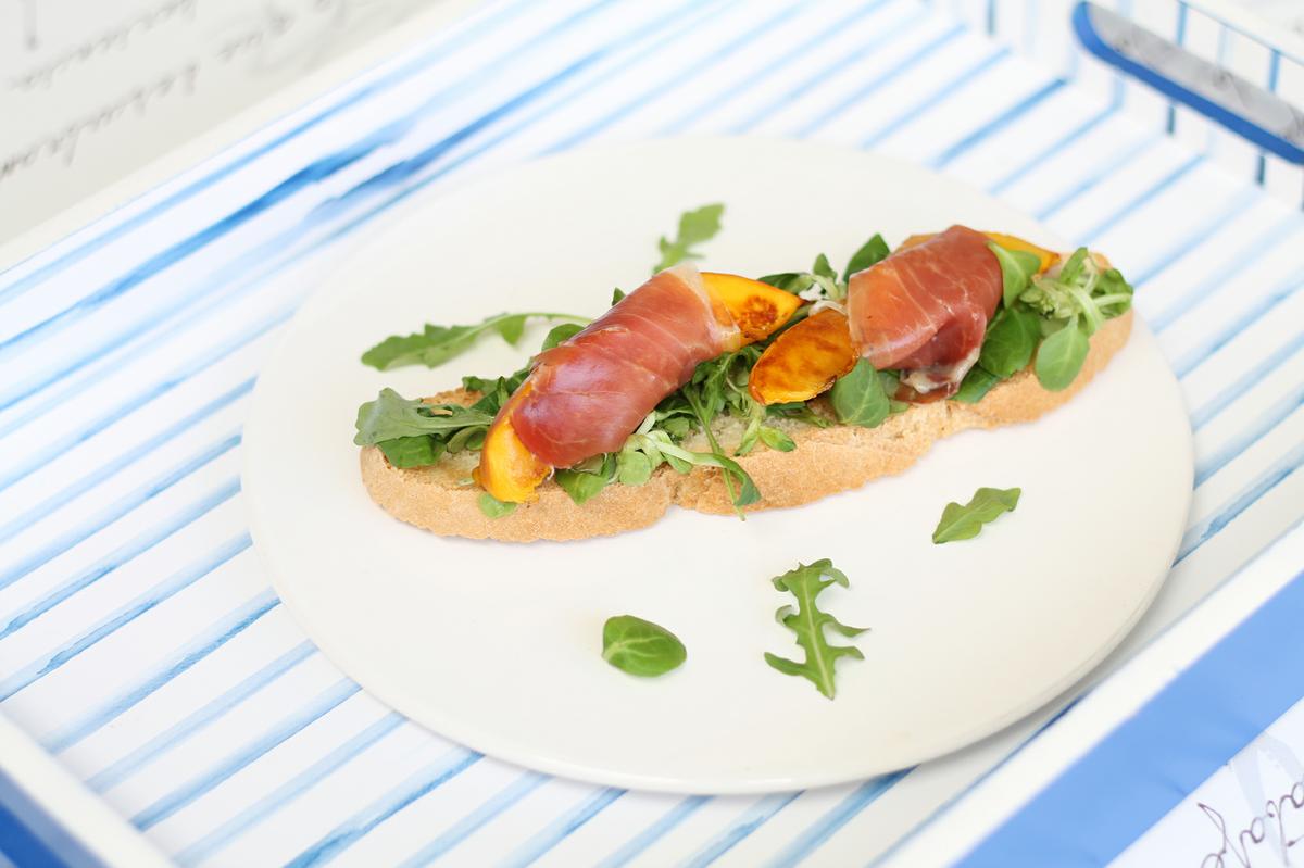 la-cuchara-azul-petra-mora-crostini-burrata-4