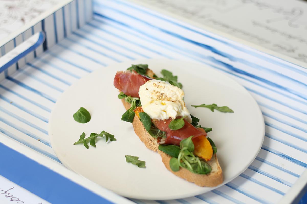 la-cuchara-azul-petra-mora-crostini-burrata-6