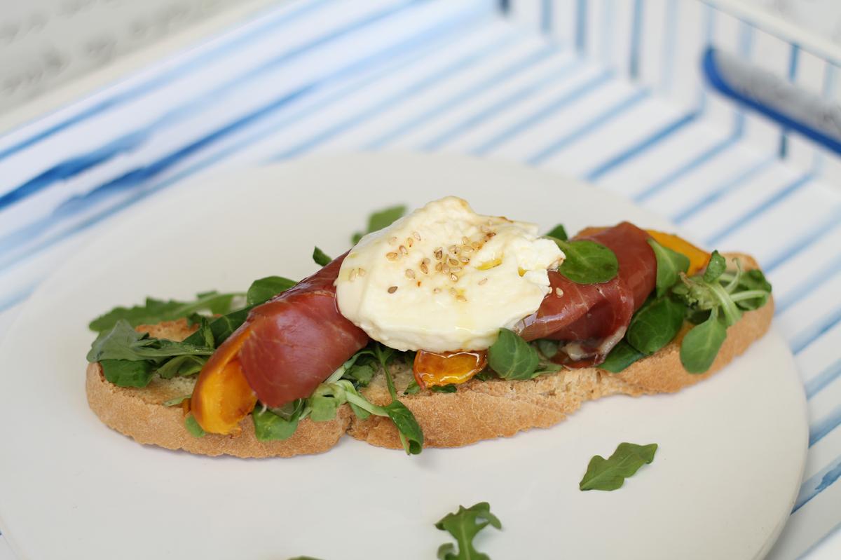 la-cuchara-azul-petra-mora-crostini-burrata-8