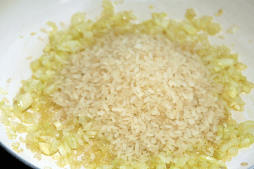 tostar-el-arroz-para-el-risotto-blanco