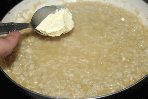 agregar-la-mantequilla-al-risotto-blanco