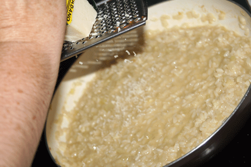 agregar-el-queso-parmesano-rallado