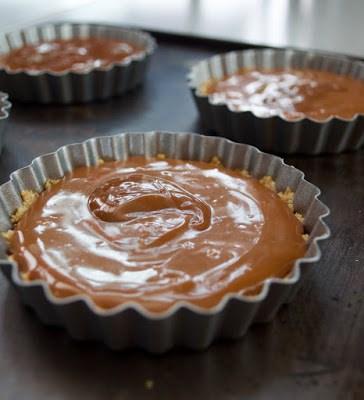 mini tartas banoffe pie y dulce de leche: Base de galletas y dos cucharadas de dulce de leche sobre las mismas