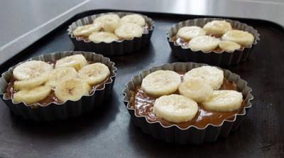 mini tartas banoffe pie y dulce de leche: sobre el dulce de leche coloca las rebanadas de plátano