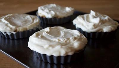Mini tartas banoffe pie y dulce de leche: finalmente coloca dos cucharadas de nata montada (crema de leche)