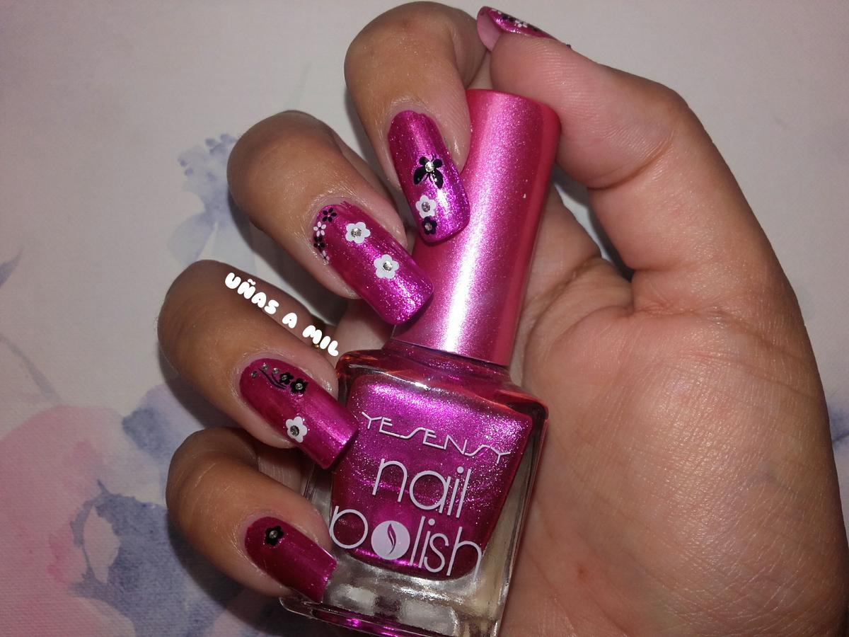 uñas_a_mil_esmalte_yesensy_fucsia_pegatinas_uñas_nail_art_flores_mariposas_enredaderas (3)
