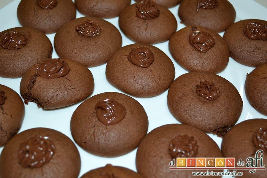 Nutellotti o galletas de Nutella, decorar con Nutella y una boquilla rizada