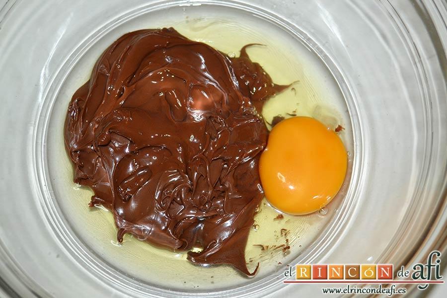 Nutellotti o galletas de Nutella, añadir el huevo