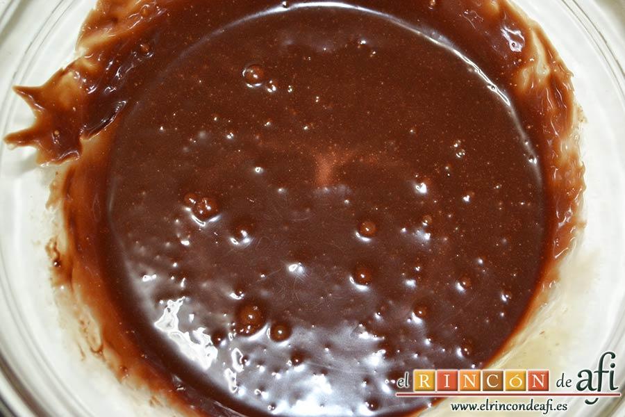 Nutellotti o galletas de Nutella, mezclar muy bien con varillas