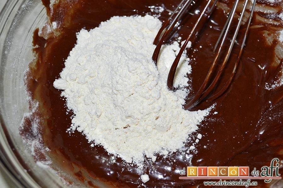 Nutellotti o galletas de Nutella, añadir poco a poco la harina tamizada