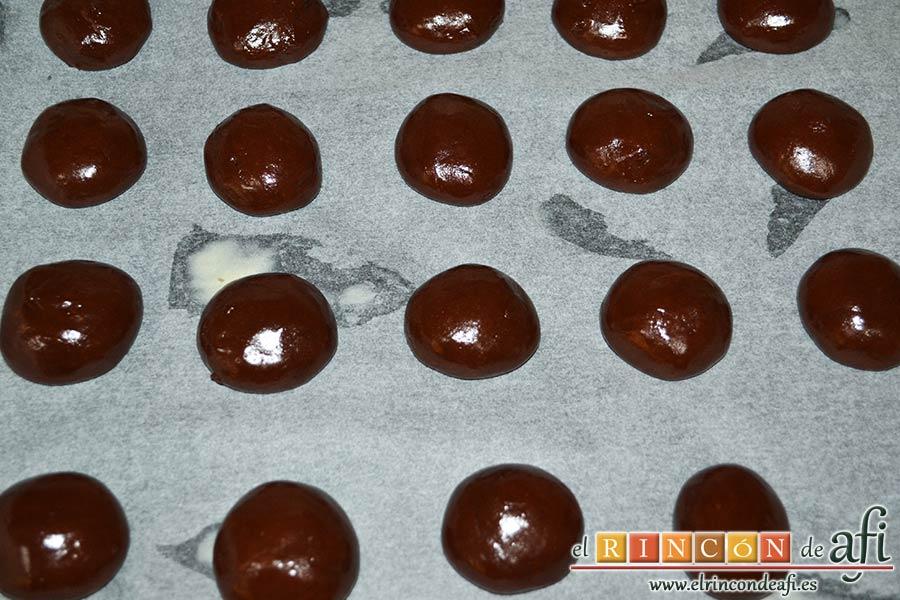 Nutellotti o galletas de Nutella, precalentar el horno, y en una bandeja para horno forrada con papel formar bolitas separadas