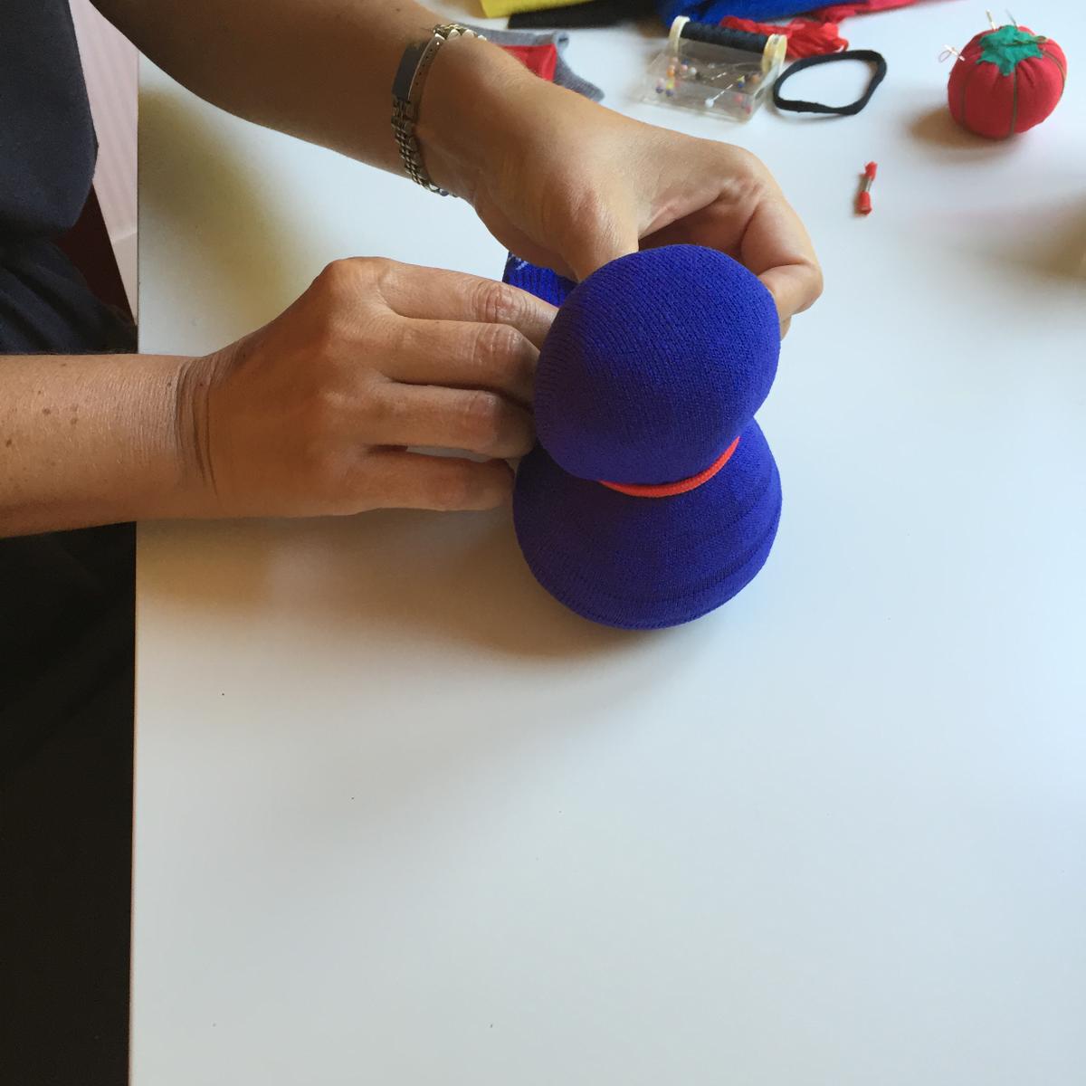 03. SUPERHEROES DE CALCETINES - CON UNA GOMA SEPARAMOS LA CABEZA DEL CUERPO