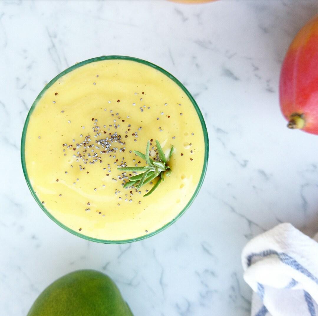 lassi-vegano-de-mango-sobre-marmol