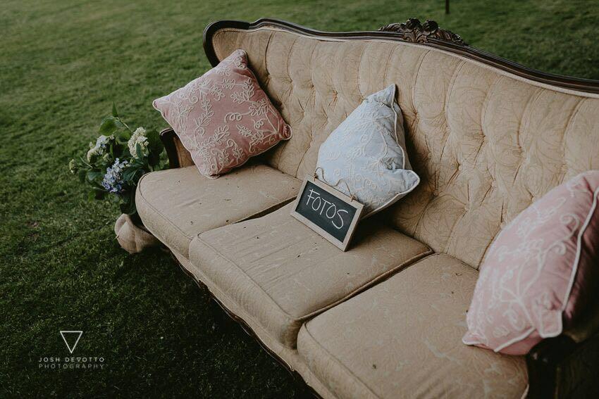 colores-de-boda-photocall-sillon-isabelino-honeycombs