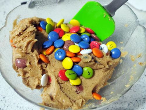 agregar-los-lacasitos-a-la-masa-de-cookies