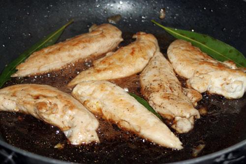 agregar-las-hojas-de-laurel-al-solomillo-de-pollo-andalusi