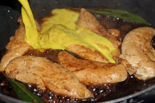 agregar-la-salsa-al-solomillo-de-pollo-andalusi