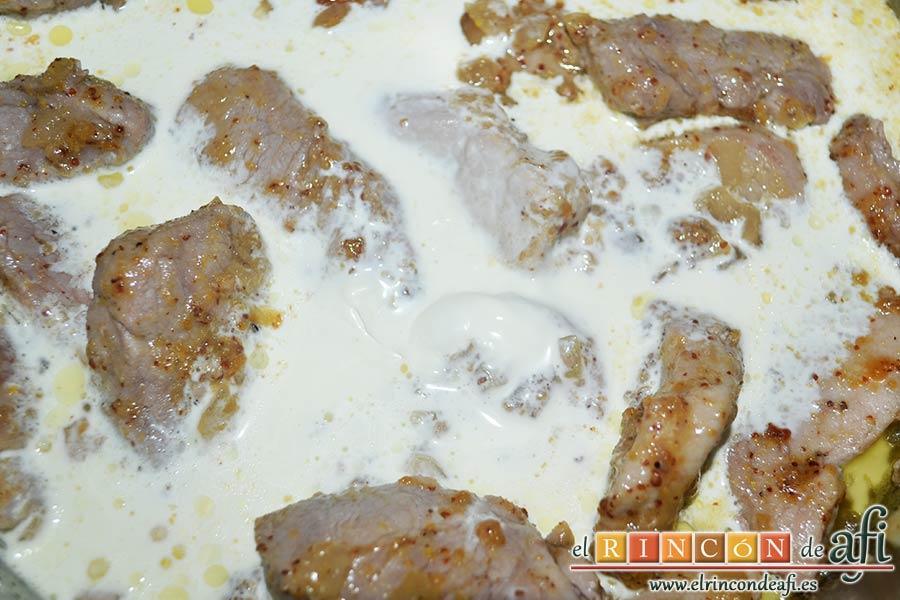 Medallones de solomillo de cerdo con mostaza dulce, añadimos la nata (crema de leche)