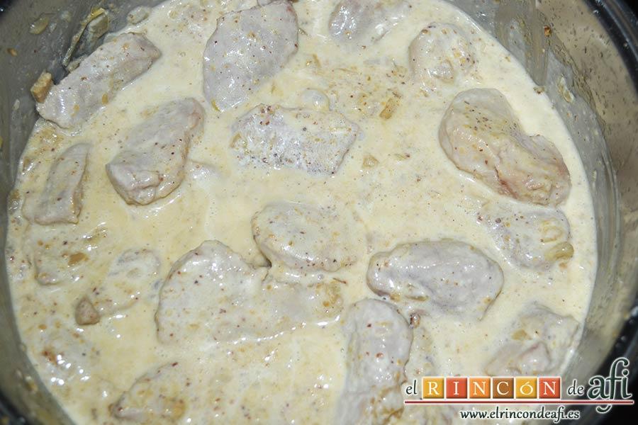 Medallones de solomillo de cerdo con mostaza dulce, bajar fuego al mínimo y dejar hacer 5 minutos más