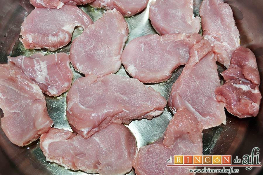 Medallones de solomillo de cerdo con mostaza dulce, cortar en medallones los solomillos, salar ligeramente y ponerlos en un caldero con un poco de aceite de oliva