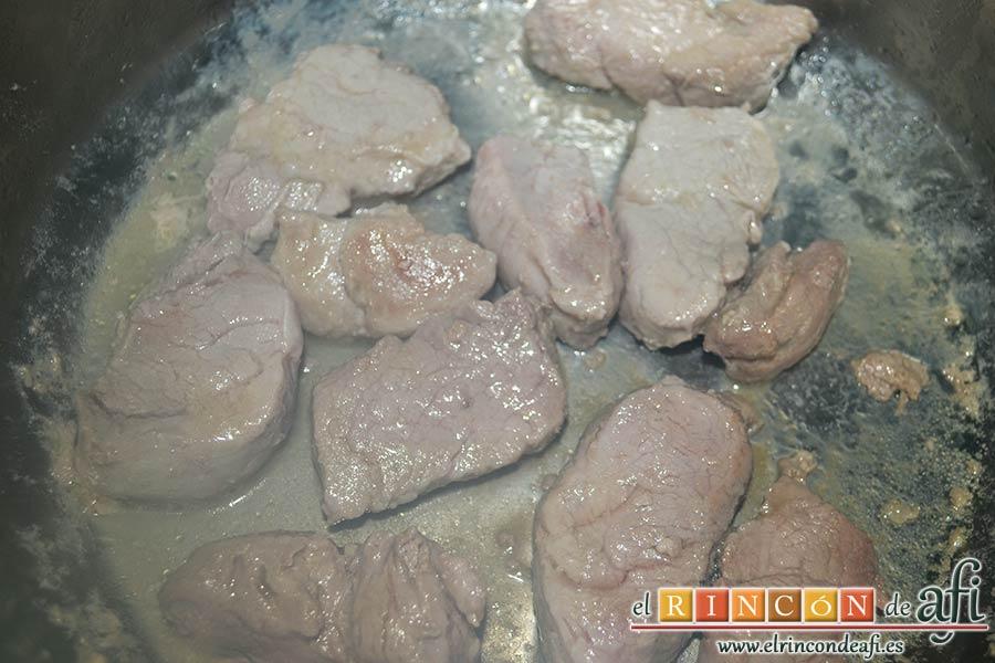 Medallones de solomillo de cerdo con mostaza dulce, dorarlos por ambos lados