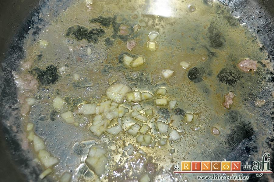 Medallones de solomillo de cerdo con mostaza dulce, en ese mismo caldero añadimos un poquito más de aceite y el diente de ajo picadito