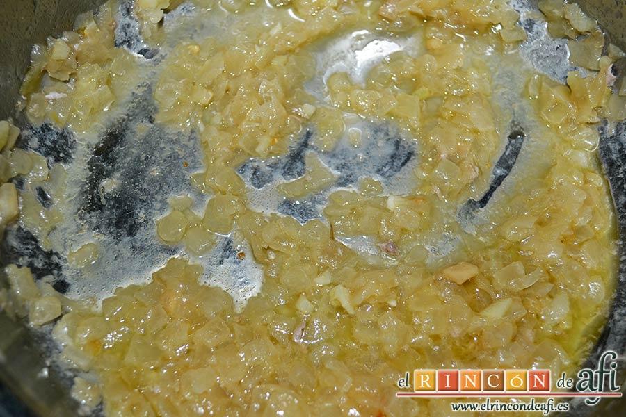 Medallones de solomillo de cerdo con mostaza dulce, dorar ligeramente, añadir la cebolla picadita fina y rehogar hasta que quede doradita