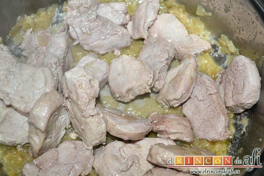 Medallones de solomillo de cerdo con mostaza dulce, volver a meter en el caldero los medallones de solomillo