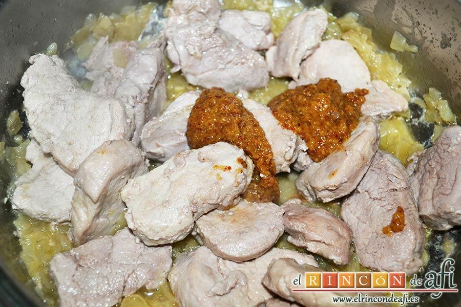 Medallones de solomillo de cerdo con mostaza dulce, añadimos la mostaza