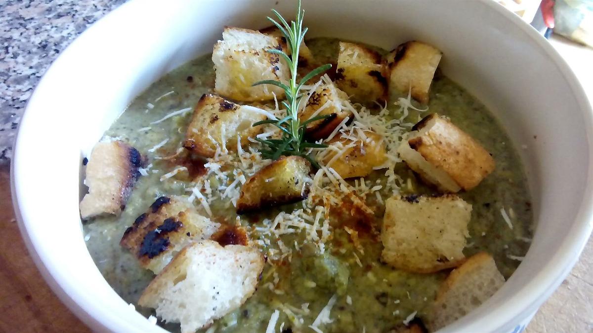 Crema de brócoli y puerro - Crema de brócoli light - Crema di broccoli con porri, olive e capperi - Broccoli and leek soup