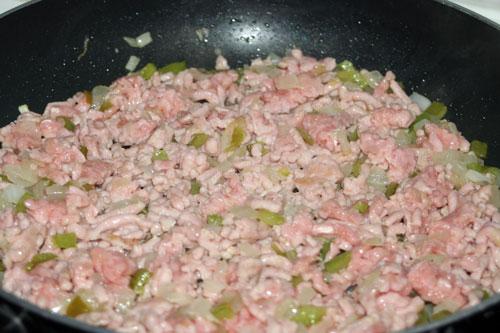 agregar-la-carne-para-el-relleno-de-quesadilla-de-pollo