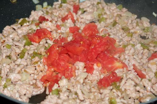 agregar-tomate-al-relleno-de-la-quesadilla-de-pollo