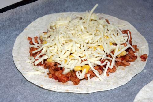 agregar queso rallado a la Quesadilla de Pollo