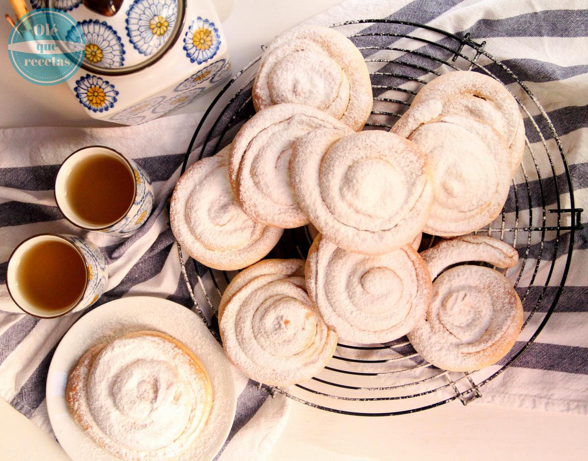 Ensaimadas clásicas caseras con azúcar glass
