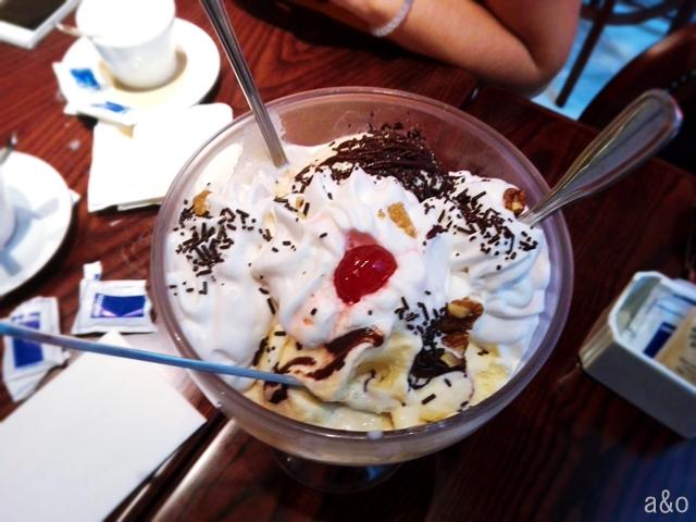Copa de brownie con helado.