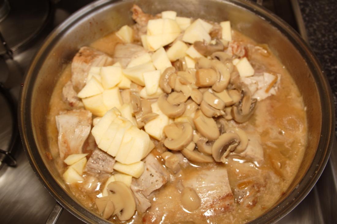 SOLOMILLO EN SALSA CON UVAS PASAS Y MANZANA 7