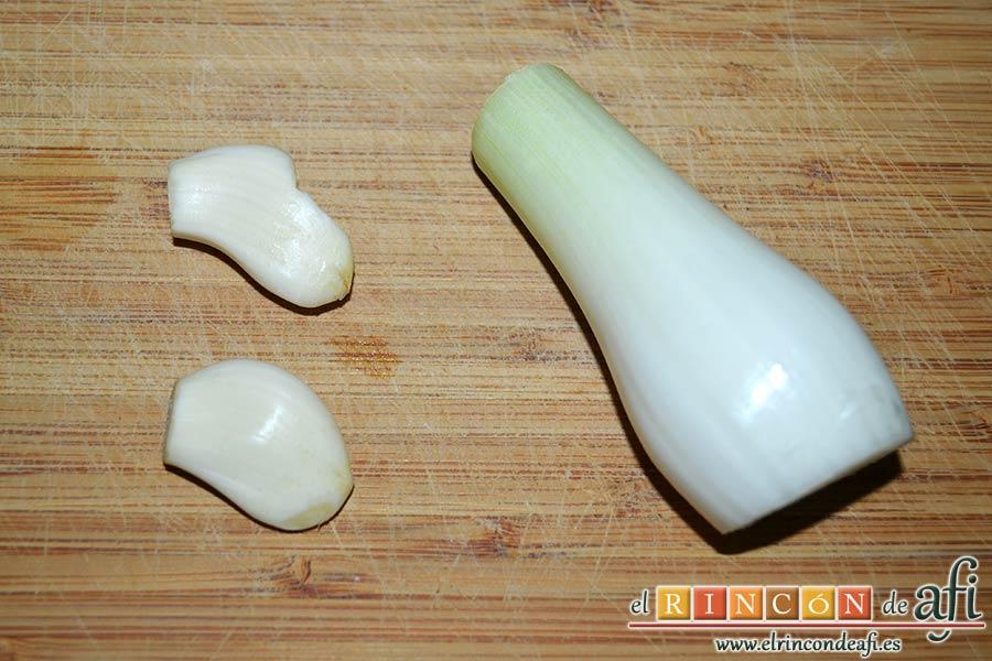 Habas con jamón, pelar la cebolla y los dientes de ajo