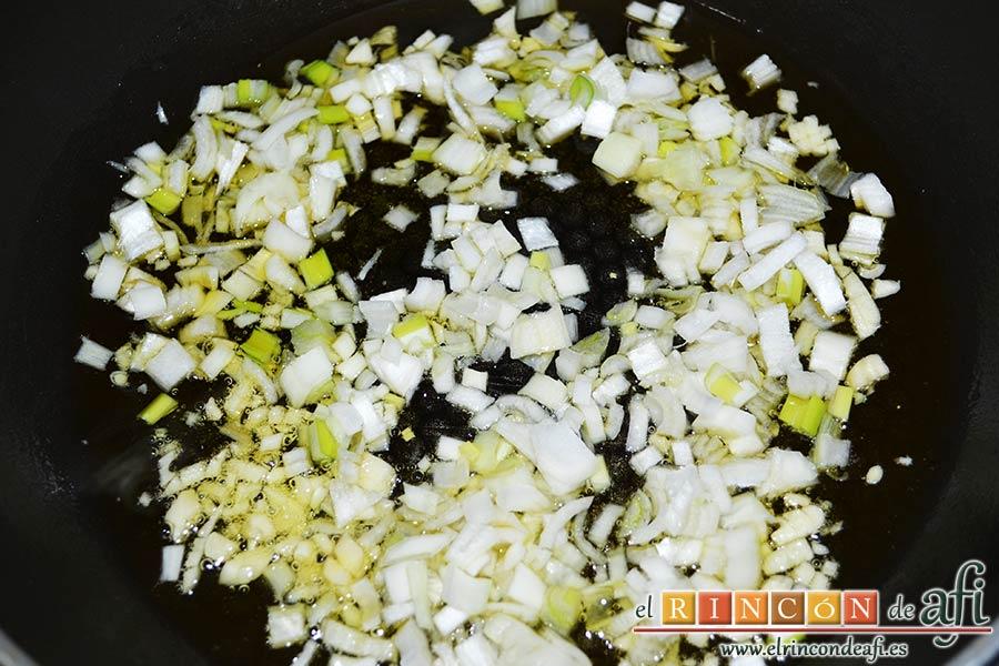 Habas con jamón, cuando el ajo coja color añadir la cebolleta