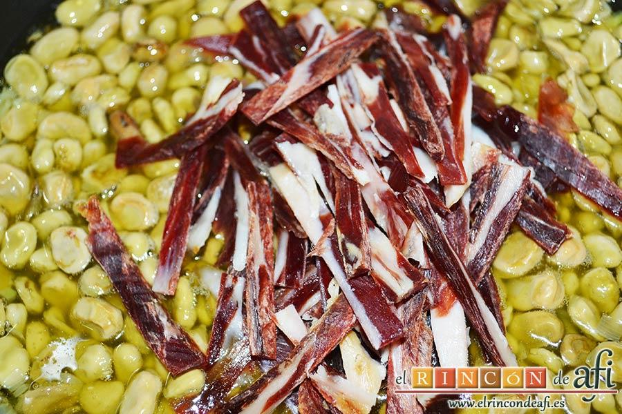 Habas con jamón, añadir el jamón serrano
