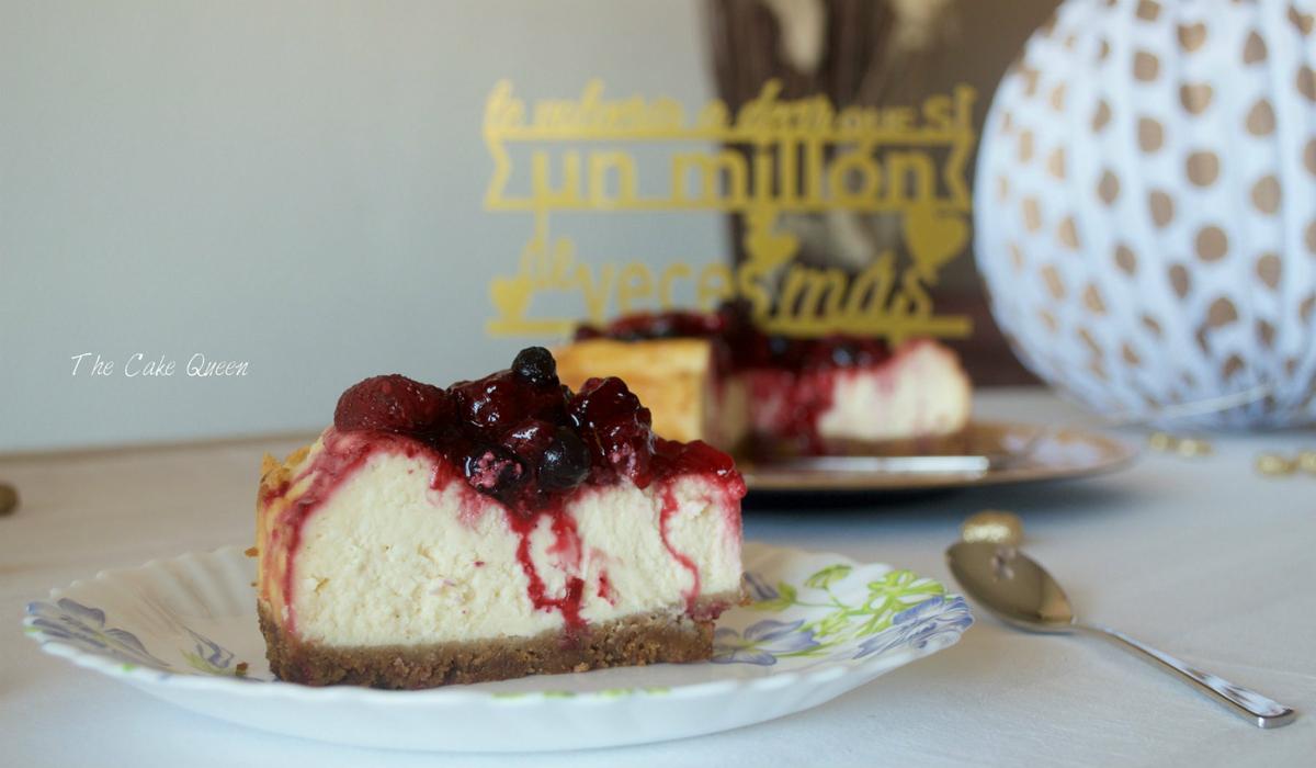 Trozo de Cheesecake al estilo New York con frutos rojos 