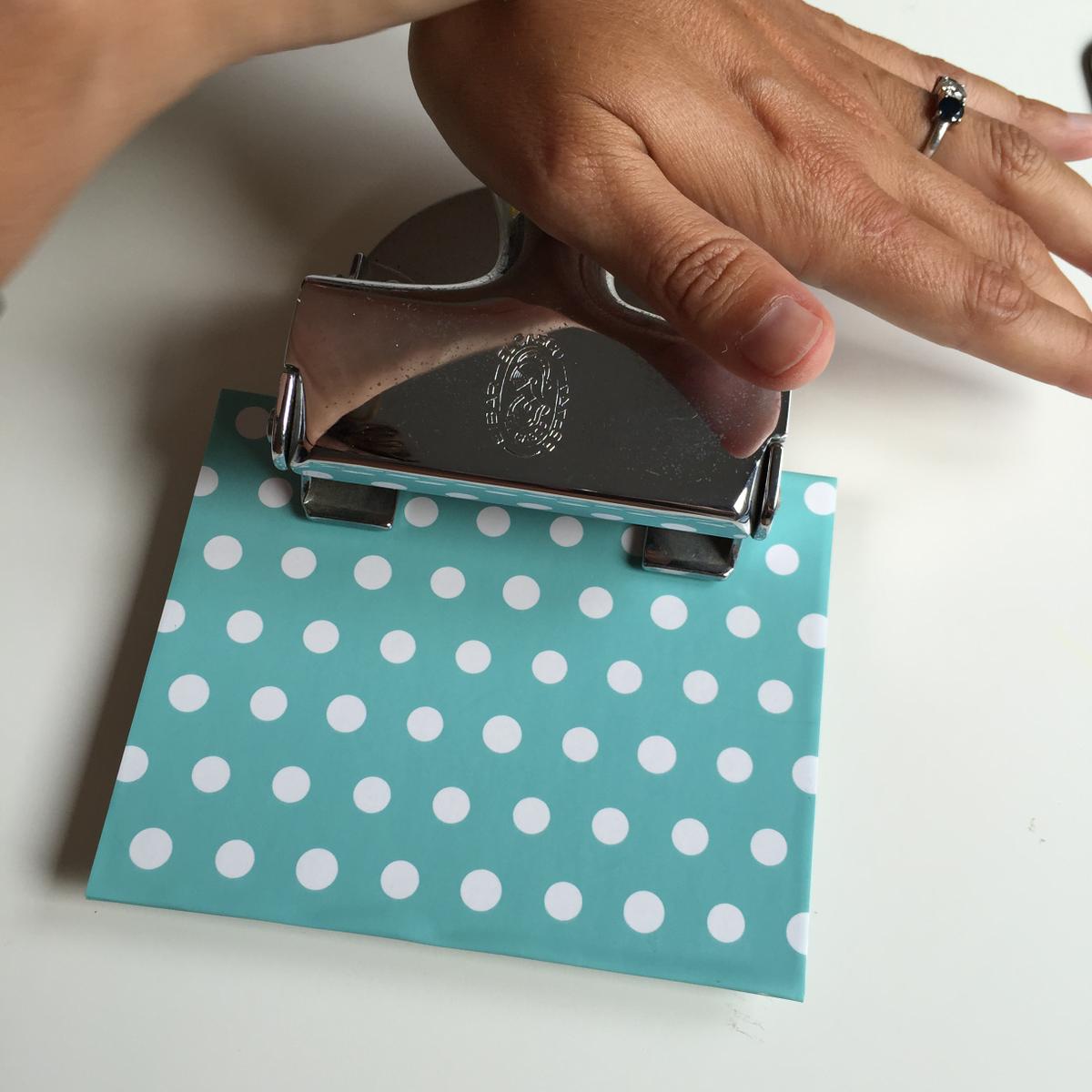 07-reciclamos-y-creamos-libretas-hacemos-los-agujeros-en-tapas-y-hojas