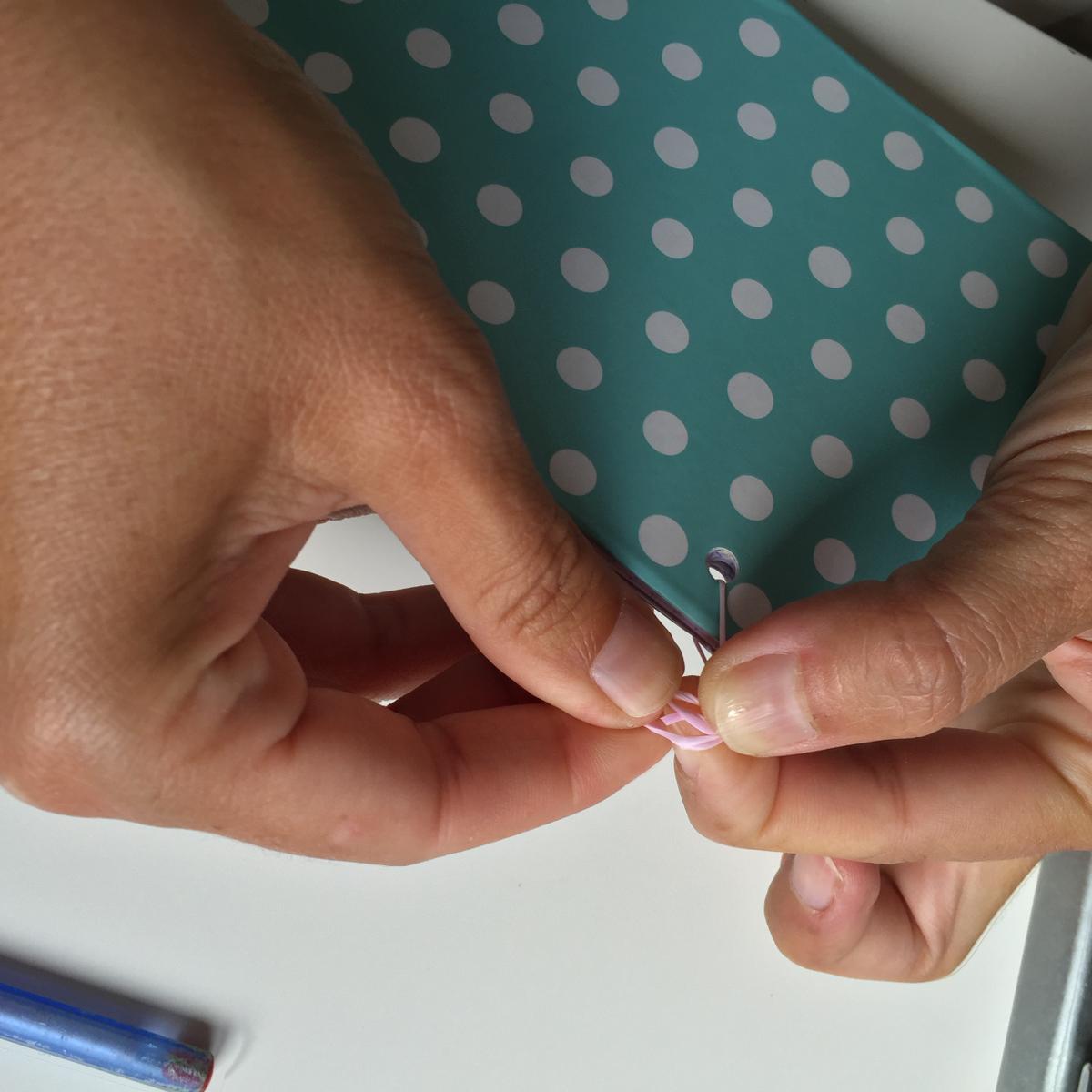 pasamos unas gomas por los agujeros