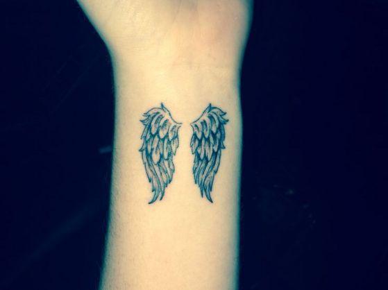 tatuaje en la muñeca de alas