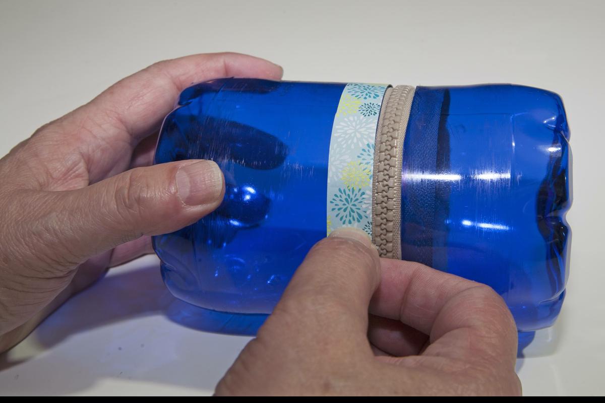 Reciclaje de botellas de plástico para hacer envases. Paso 8