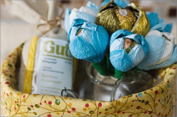 flores de papel crepé y chocolates