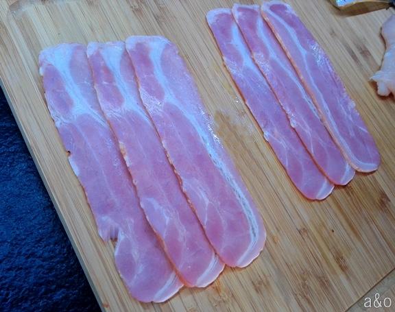 Colocamos tres lonchas de bacon por cada filete.