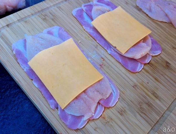 Colocamos la pechuga de pollo salpimentada.