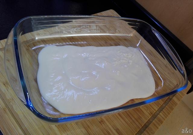 Echamos la bechamel sobre una bandeja.
